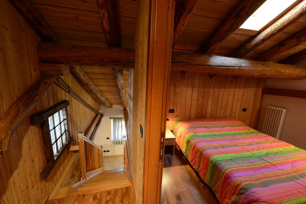 Vieilles Maisons D'Introd Room photo