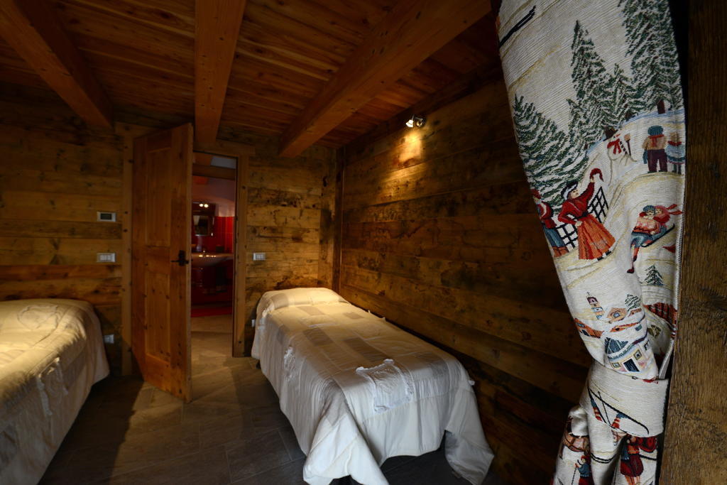 Vieilles Maisons D'Introd Room photo